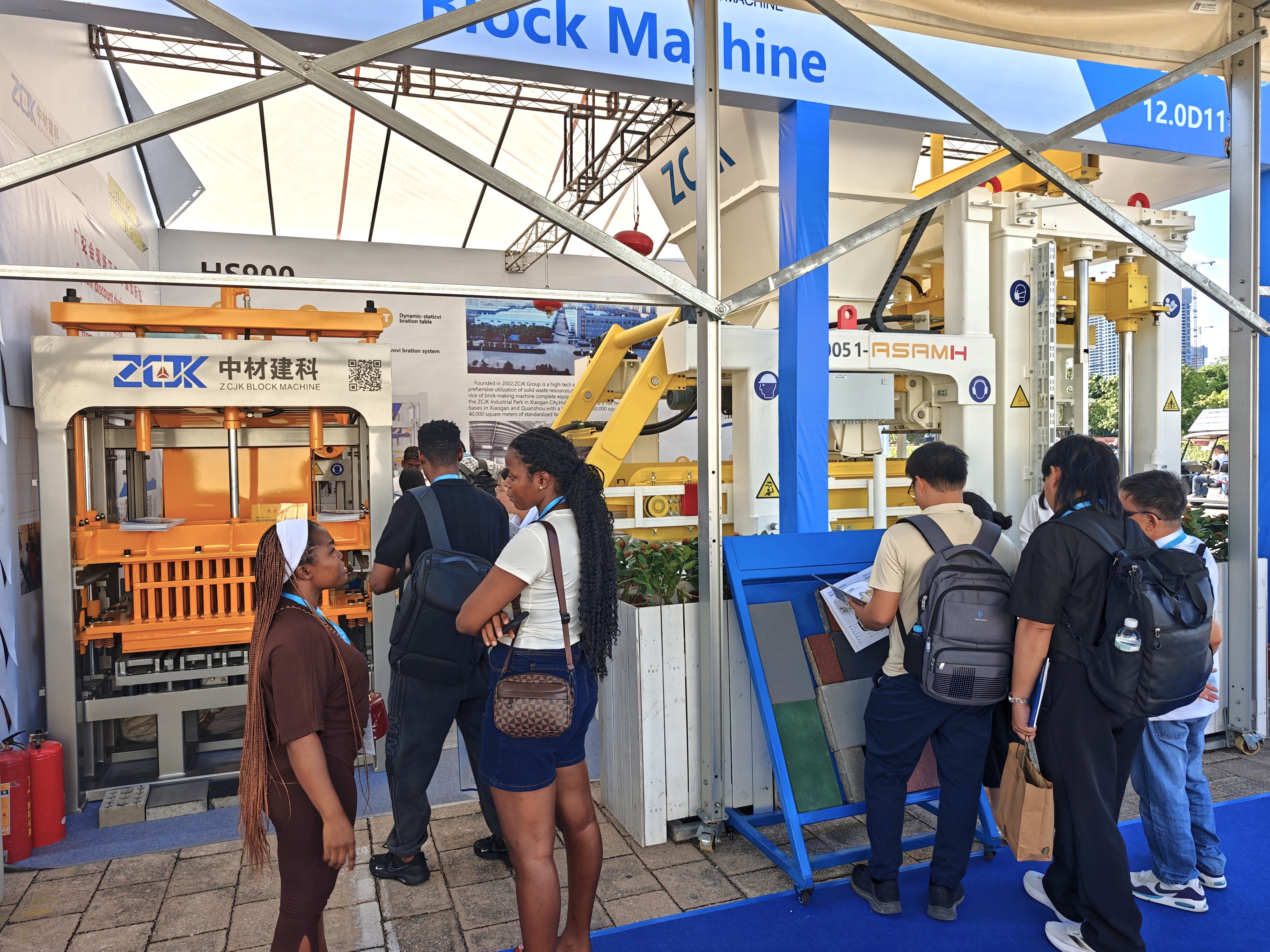 ZCJK showcases fully automatic block making machines, GMT fiberglass pallets, and JW series concrete mixers at the 140th Canton Fair..jpg