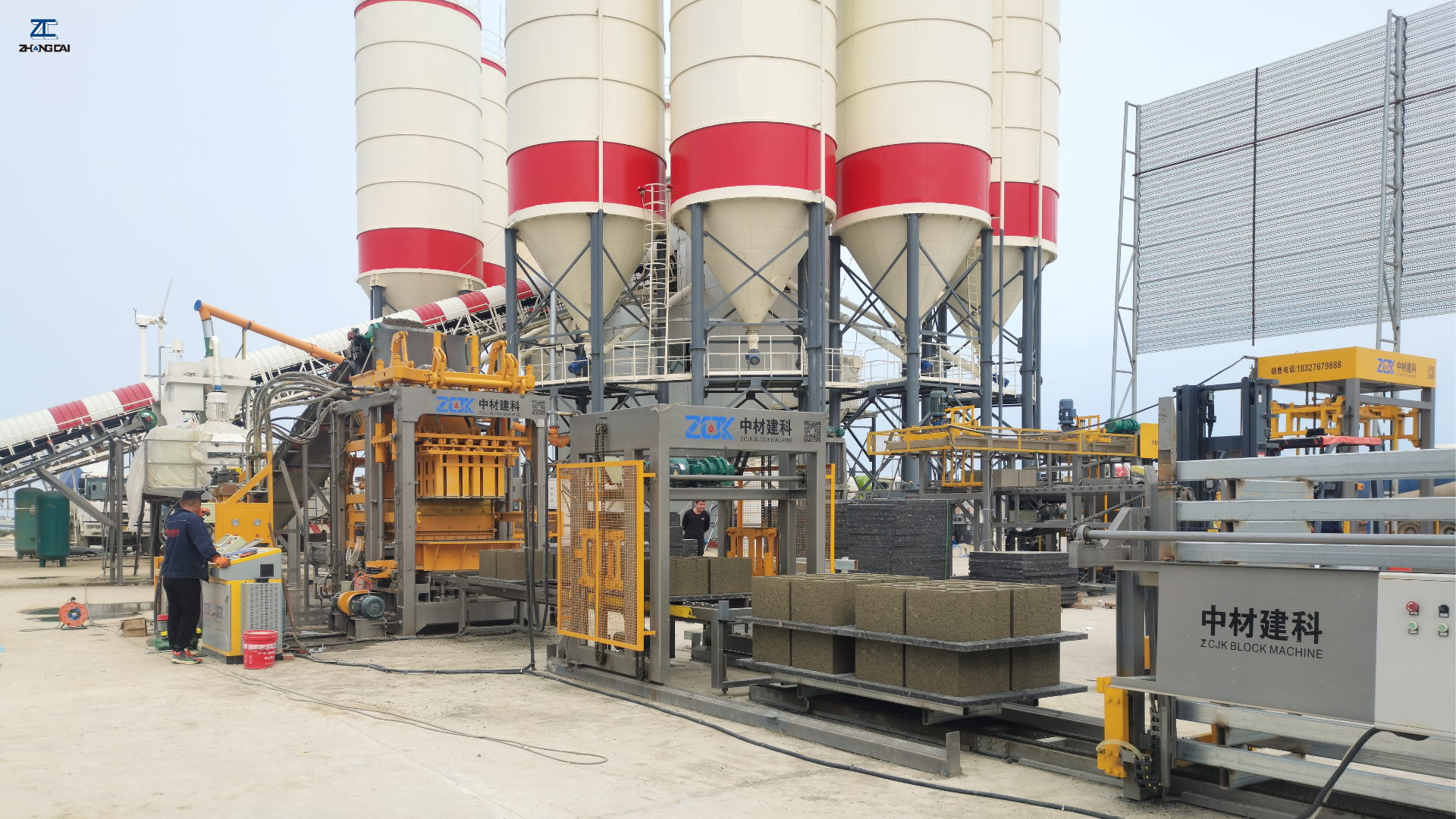 ZCJK concrete block making machine forming concrete blocks on a production pallet..png