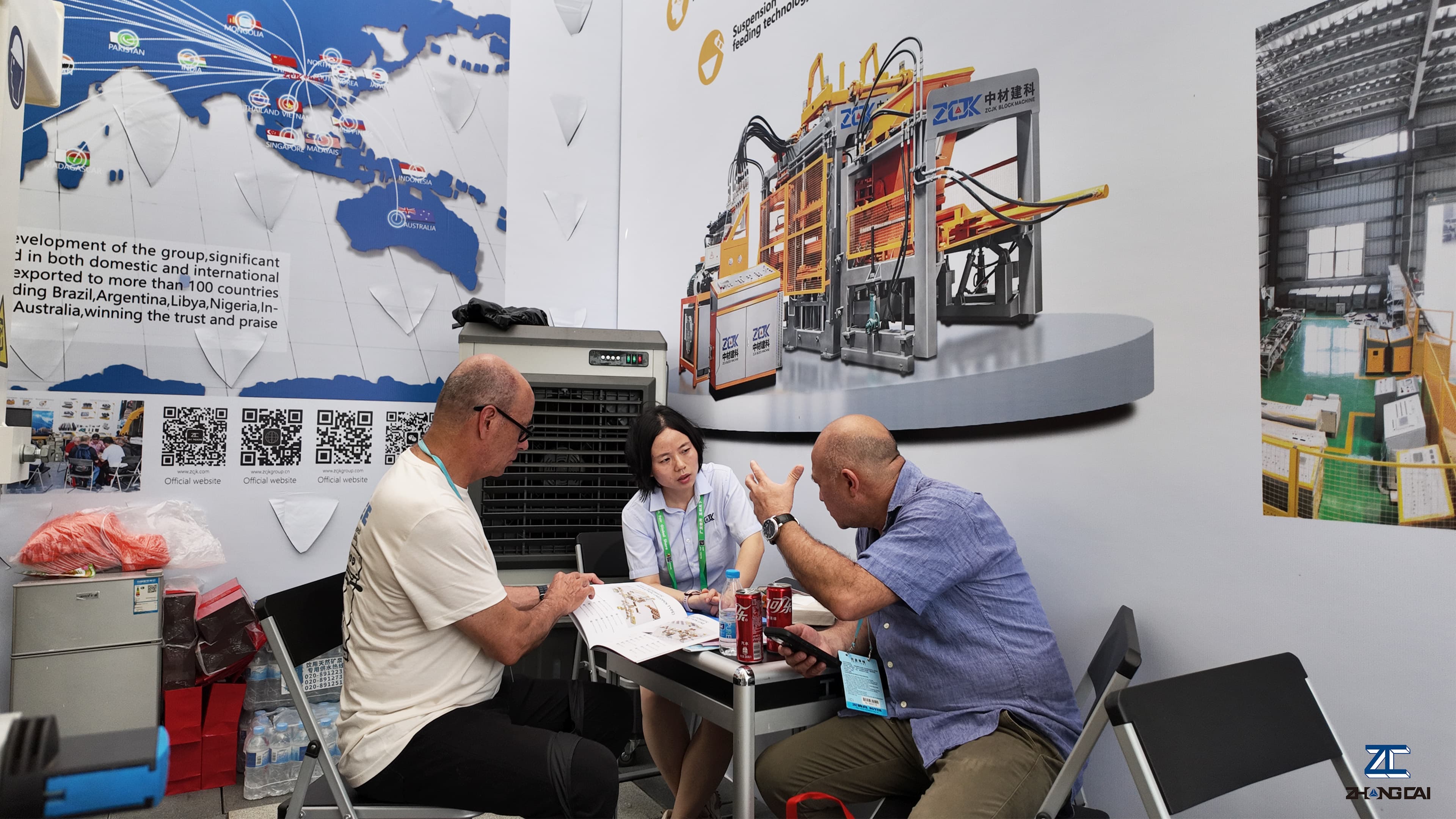 International customers visiting ZCJK booth at Canton Fair.jpg