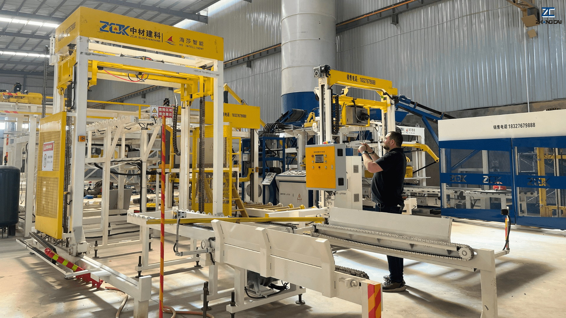 PLC controlled automatic concrete block making machine with hydraulic system and digital control panel.png