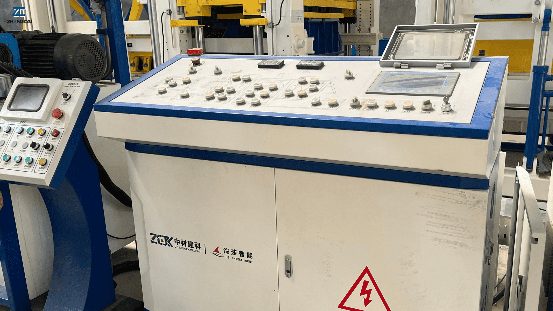 PLC controlled automatic concrete block making machine with hydraulic system and digital control panel-1.png